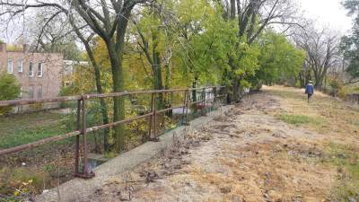 The abandoned railroad embankment. Photo: Englewood Line