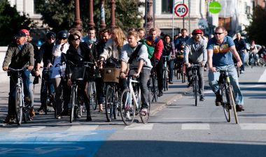 In cities like Copenhagen, with bicycle-friendly street design, mobility education, and traffic laws, few people wear helmets, but bike fatality rates are much lower than in U.S. cities. Photo: Wikipedia