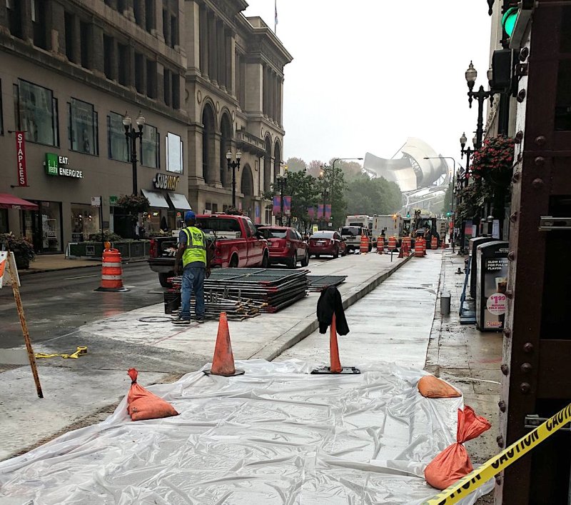 Looking east on Washington east of Wabash. The new bus boarding island will a get oen or two standard CTA bus shelters instead of a Loop Link station. Photo: @elllveee