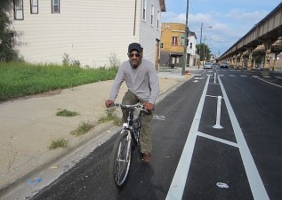 The Lake Street protected bike lane in Garfield Park. Photo: John Greenfield