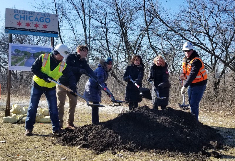 50th Ward Alderman Debra Silverstein and CDOT Commissioner Rebekah Scheinfeld,
3rd and 4th from left, break ground on the new bike bridge. Photo: City of Chicago