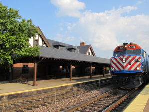 A Metra UP-N train at Lake Forest station. Photo: Jeff Zoline