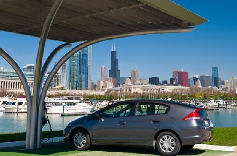 The report calls for mandating and encouraging the installation of electric vehicle charging stations. Photo: city of Chicago