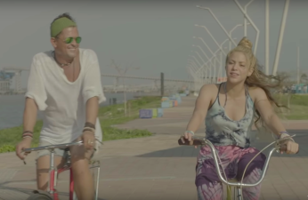 Carlos Vives and Shakira in the video for "La Bicicleta."