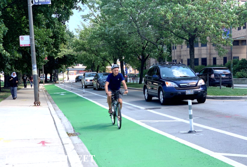 New green paint and posts on the Harrison bike lanes by UIC. Photo: CDOT
