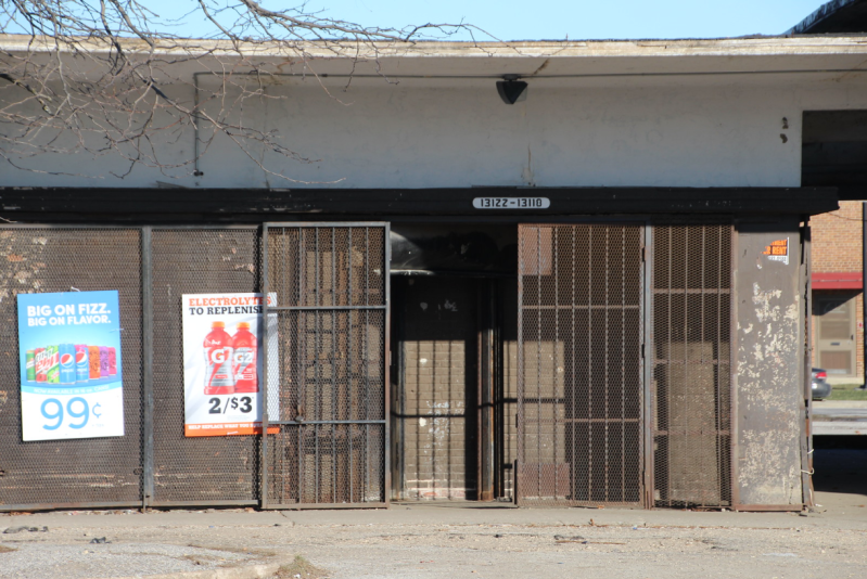 A liquor store in the Altgeld Gardens housing project in Riverdale, one of three Chicago community areas that has gained more than 1,000 Black residents in recent years. The area has poor access to transportation amenities, job centers, and retail. Photo: Jeff Zoline
