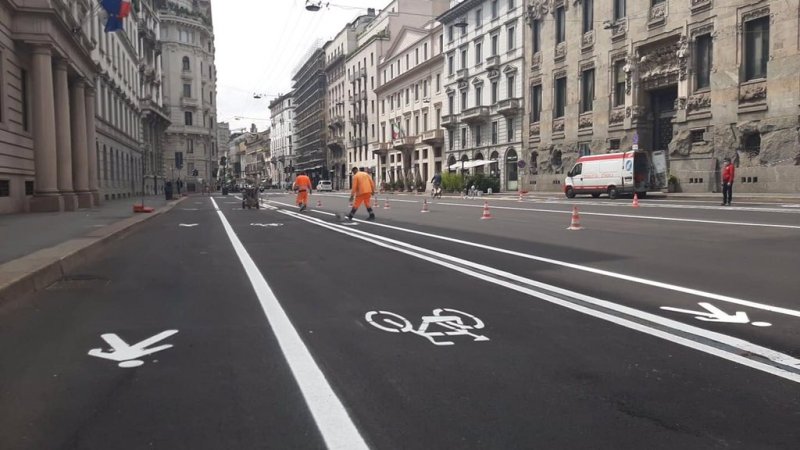 Striping temporary bike lanes and widened sidewalks in Milan. Photo: Demetrio Scopelliti