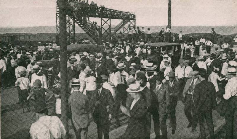 Black and White Chicagoans leaving 29th Street Beach after the drowning of Eugene Williams.