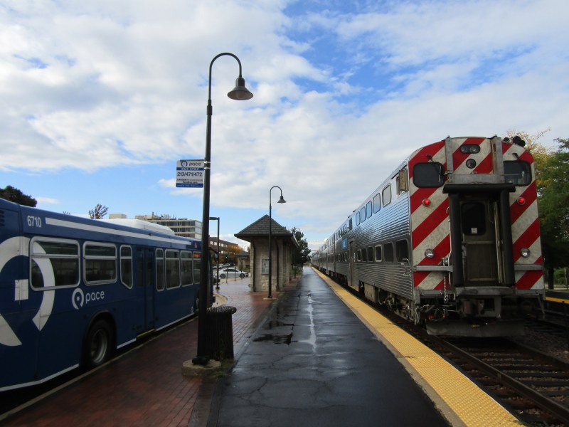 Pace bus and Metra train at the Highland Park Metra station. Photo: Igor Studenkov