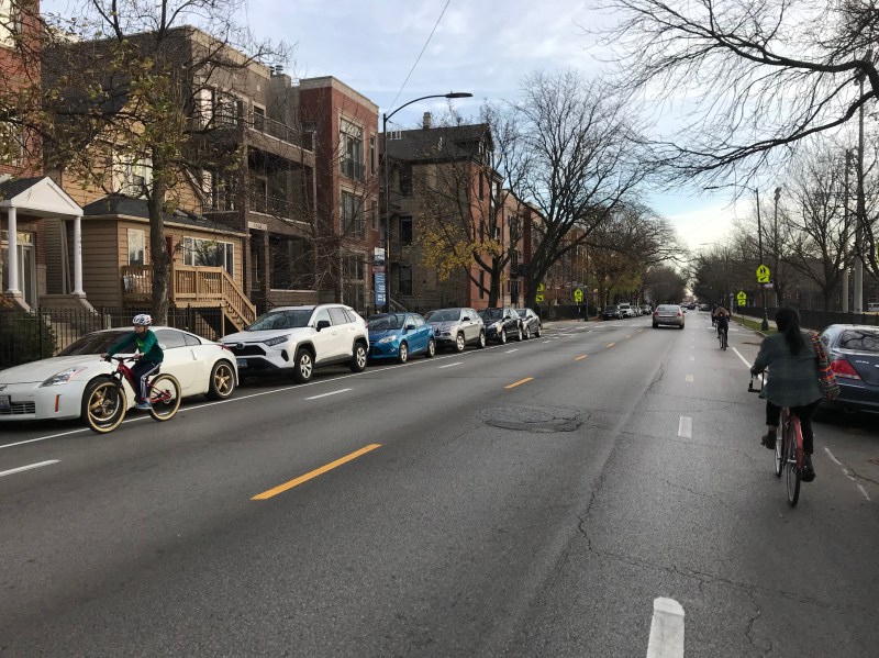The new dashed bike lanes on Damen this afternoon. Photo: John Greenfield