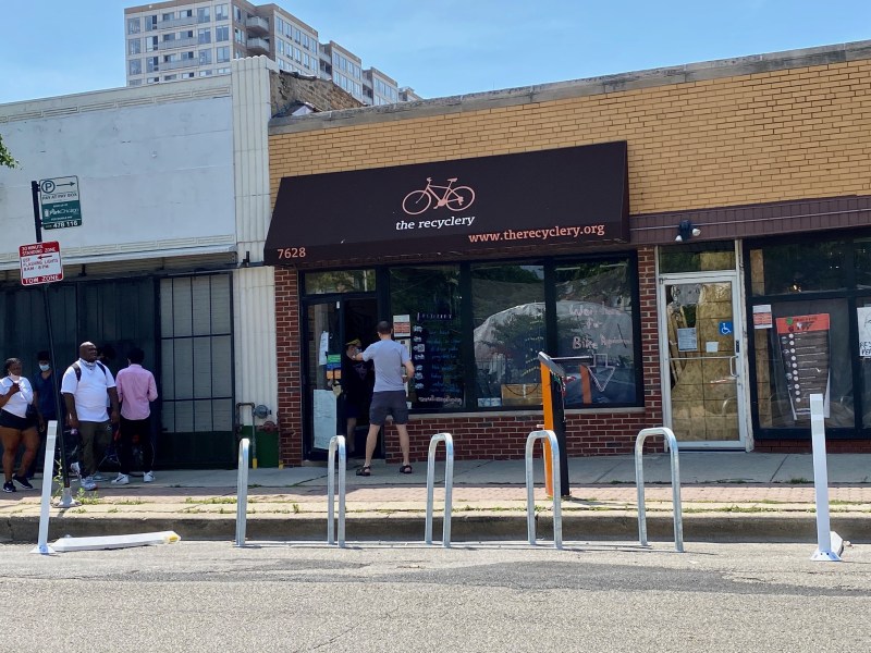 A new on-street bike corral by the Recyclery in Rogers Park. Photo: CDOT