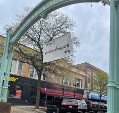 A guerrilla banner for the "Save Lincoln Square" website hund at Lawrence/Leland last weekend. Photo: Twitter user @chi_numtot