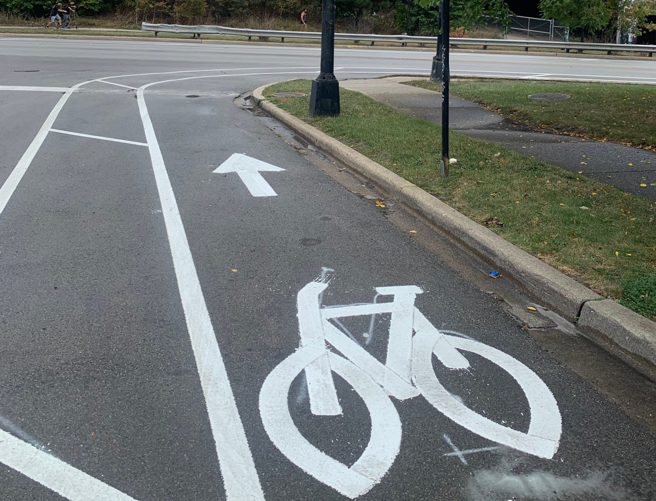A bike lane takes eastbound cyclists from the southernmost service drive up Campbell before turning east. Photo: Sharon Hoyer