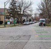 Una nueva ciclovía verde contracorriente en Wrightwood Avenue. Foto: Ruth Rosas