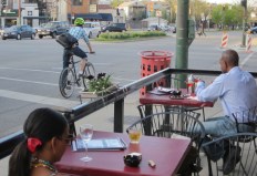 Almost all Chicago bike riders treat stoplights like stop signs, and stop signs like yield signs. Studies show that may actually be safer than following the letter of the current law. Photo: John Greenfield