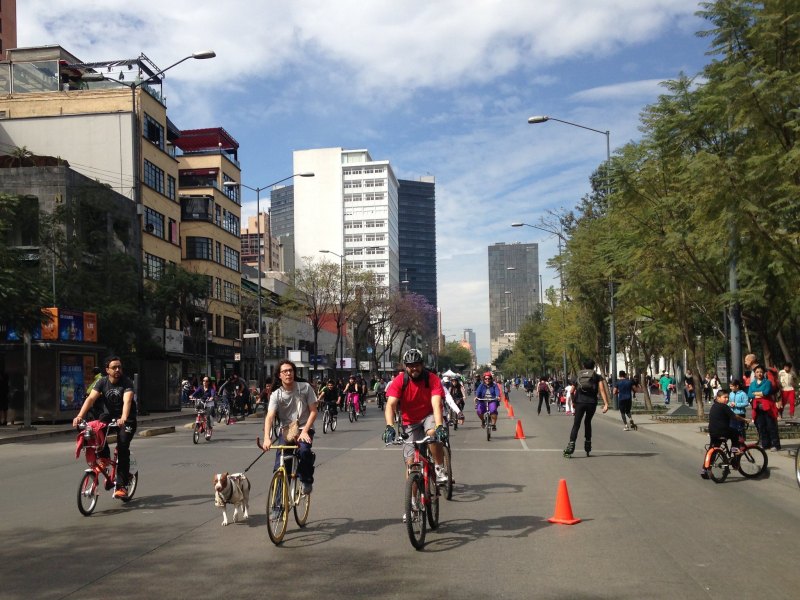 Una ciclovía/calles abiertas en la Ciudad de México. Foto: John Greenfield