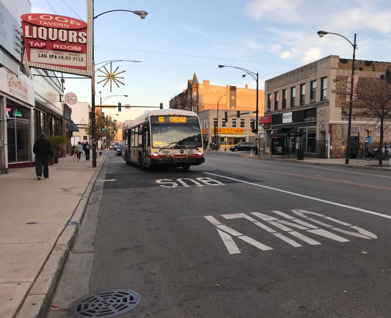 A #6 Chicago Avenue bus in a temporary pop-up bus lane in West Town. Photo: John Greenfield