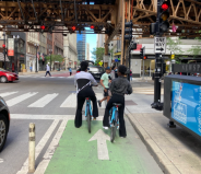 Usando bicicletas no eléctricas en el Loop. Los paseos en bicicletas azules siguen siendo gratuitos para los miembros, pero todos los viajes en bicicleta eléctrica ahora tienen un cargo por minuto y, eventualmente, serán el único tipo de bicicleta disponible. Foto: John Greenfield