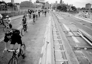 Chicago Critical Mass riders cross the Kennedy Expressway on Milwaukee Avenue during the first monthly ride on September 5, 1997. Photo: James Warden